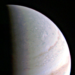 A sonda Juno da Nasa capturou esta imagem próxima do pólo norte de Júpiter, a cerca de duas horas antes da maior aproximação em 27 de agosto de 2016. Créditos: Nasa / JPL-Caltech / SwRI / MSSS