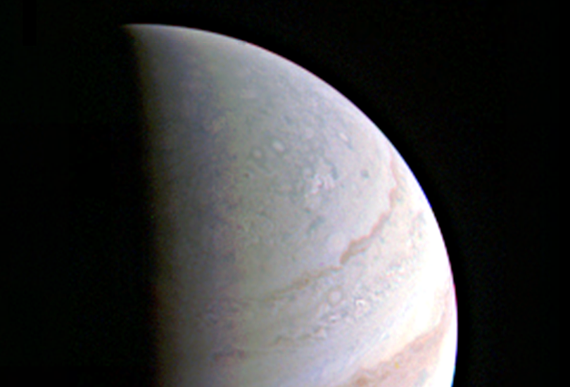 A sonda Juno da Nasa capturou esta imagem próxima do pólo norte de Júpiter, a cerca de duas horas antes da maior aproximação em 27 de agosto de 2016. Imagem: Nasa / JPL-Caltech / SwRI / MSSS