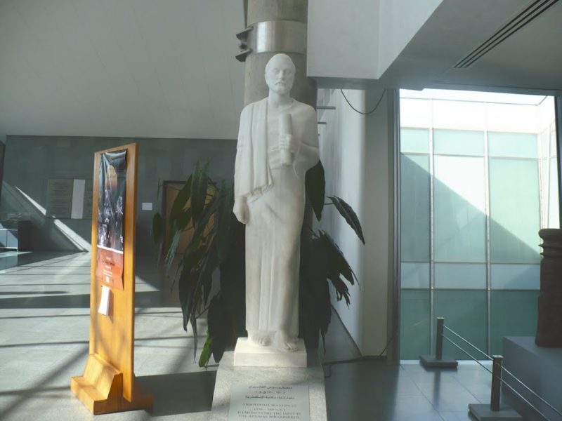 Estátua de Demétrio na entrada da Biblioteca Alexandrina.