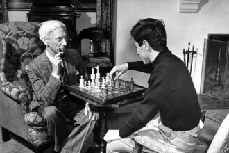 El matemático británico Bertrand Russell jugando ajedrez con su hijo John Conrad en su casa