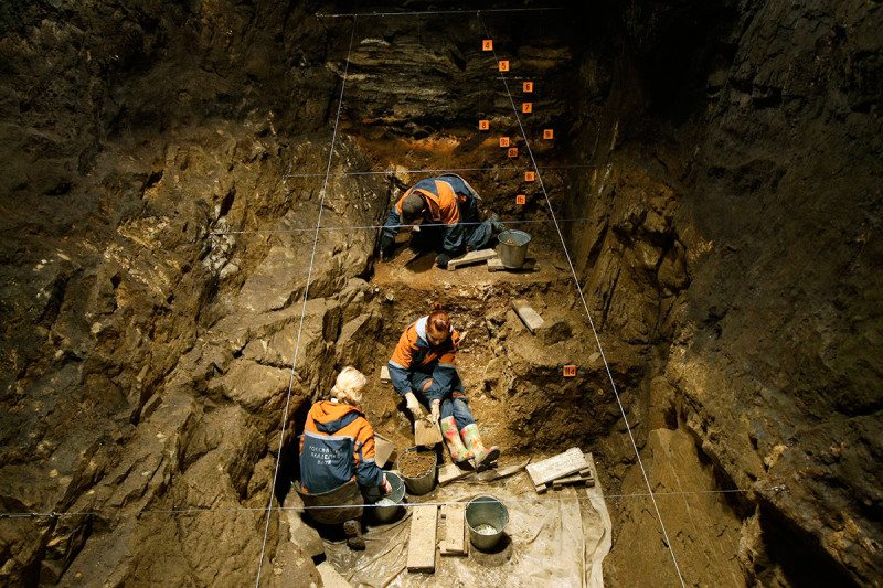 Escavações na caverna de Denisova Crédito: Sputnik / Science Photo Library