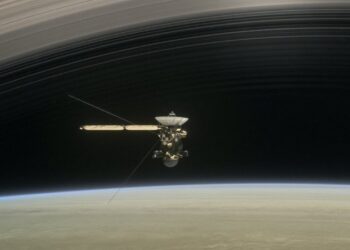Na silêncio do curto vídeo Cassini's Grand Finale, a nave espacial mergulha entre Saturno e o anel mais íntimo do planeta. Crédito: NASA, JPL-Caltech
