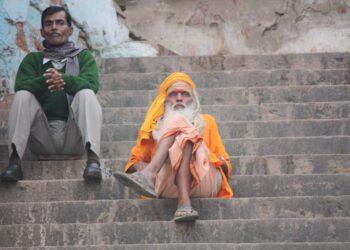 Em Varanasi, dois adeptos do hinduísmo, religião que dá o mote, neste conto, a uma indagação filosófica das mais antigas