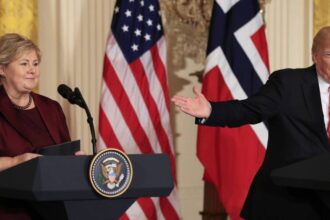 Trump ao lado da primeira ministra norueguesa Erna Solberg em entrevista coletiva