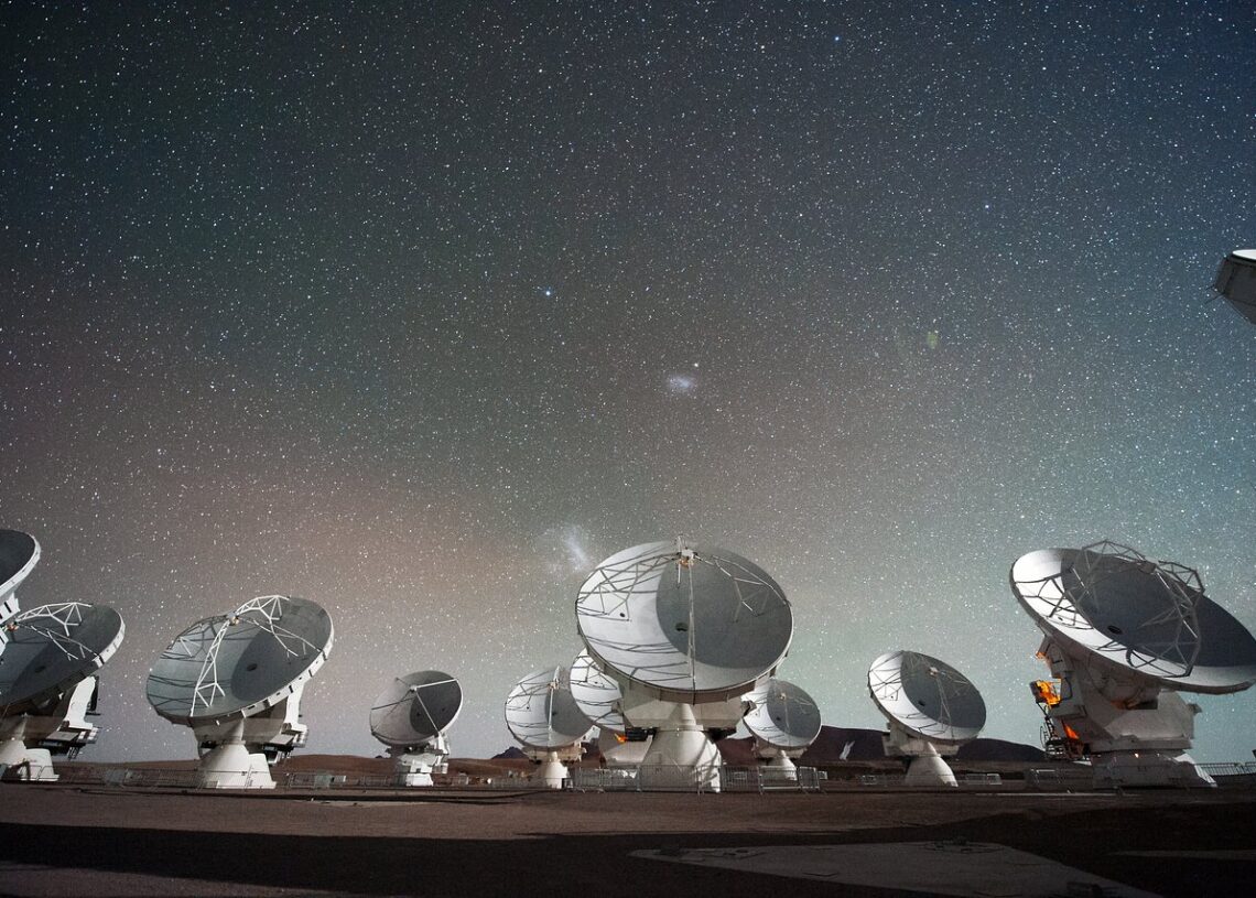 O ALMA, no Chile, é um dos telescópios usados no Telescópio Horizonte de Eventos (EVT, na sigla em inglês), a colaboração internacional para o primeiro registro do Sagitário A*. (Foto: ESO, C. Malin).