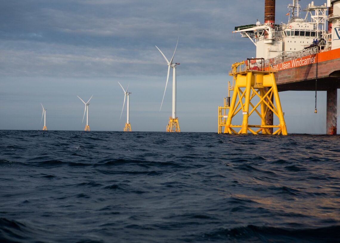 As turbinas da usina eólica da Block Island na costa de Rhode Island. Elas começaram a girar e a produzirem energia em 11 de dezembro do ano passado e entregara, eletricidade para Block Island, uma comunidade próxima. Crédito Kayana Szymczak para o The New York Times