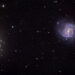 Entorno da galáxia NGC1052 (esferoide esbranquiçado à esquerda), em cujas proximidades se encontra NGC1052-DF2. Fonte: Adam Block/Mount Lemmon SkyCenter/University of Arizona