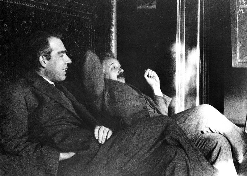 Niels Bohr (esquerda) com Albert Einstein no final dos anos de 1920, quando a mecânica quântica estava em sua infância. Crédito: Emilio Segre Arquivos Visuais / AIP / SPL