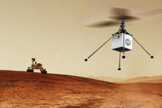 Animação com Mars Helicopter da NASA, um pequeno helicóptero autônomo, que viajará com o rover Mars 2020 (visto ao fundo) da NASA. Ambos estão programados para ser lançados em julho de 2020. A finalidade é demonstrar a viabilidade e o potencial de veículos mais pesados que o ar no Planeta Vermelho. (Crédito: NASA / JPL-Caltech)