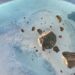 Um asteroide atravessa o espaço em direção à Terra nesta concepção artística de um evento que deixou uma grande cratera no noroeste da Groenlândia em algum momento no passado distante. Crédito: Natural History Museum of Denmark, Cryospheric Sciences Lab/Gsfc/NASA