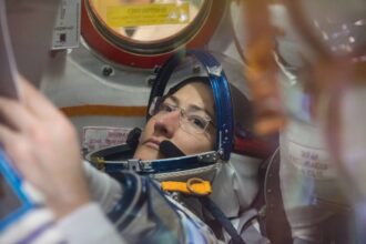Está programado para a astronauta Christina Koch fazer sua primeira caminhada espacial sozinha