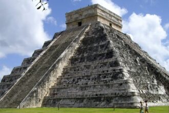 Chichén Itzá, uma cidade de pedra na península de Yucatán no México, construída pela civilização Maia por volta de 750 depois de Cristo.