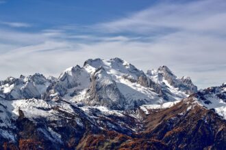 Marmolada (3 343 m), uma montanha no nordeste da Itália, é a mais alta das Dolomitas, uma seção alpina.