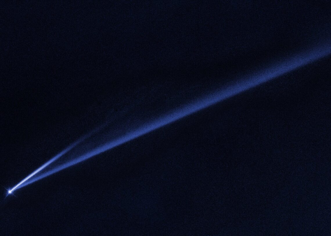 Imagem do Telescópio Espacial Hubble revela a autodestruição gradual de um asteroide, cujo empoeirado material ejetado formou duas longas e finas caudas semelhantes a de cometas