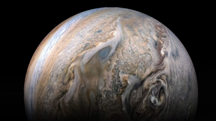 Júpiter, mostrado em uma imagem da nave espacial Juno da NASA, tem 79 luas. Cinco recém-descobertas agora têm nomes oficiais.
(JPL-CALTECH / NASA, SWRI, MSSS, KEVIN M. GILL)