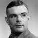 Imagem: Alan Turing, matemático do século XX que foi punido pelo Reino Unido por sua homossexualidade, mesmo tendo sido peça fundamental para a derrota do nazismo na Segunda Guerra.