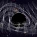 Cientistas ouvem o 'barulho' de um buraco negro recém-nascido pela primeira vez, na forma de ondas gravitacionais, representado na ilustração deste artista. (Imagem: MIT)