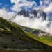 O Corno Grande, o pico mais alto das montanhas dos Apeninos, destaca-se entre as nuvens. Os Apeninos no centro da Itália fazem parte dos restos do antigo continente da Grande Adria, revelou a investigação tectônica. FOTOGRAFIA DE GUIDO PARADISI, FOTO DE ALAMY STOCK