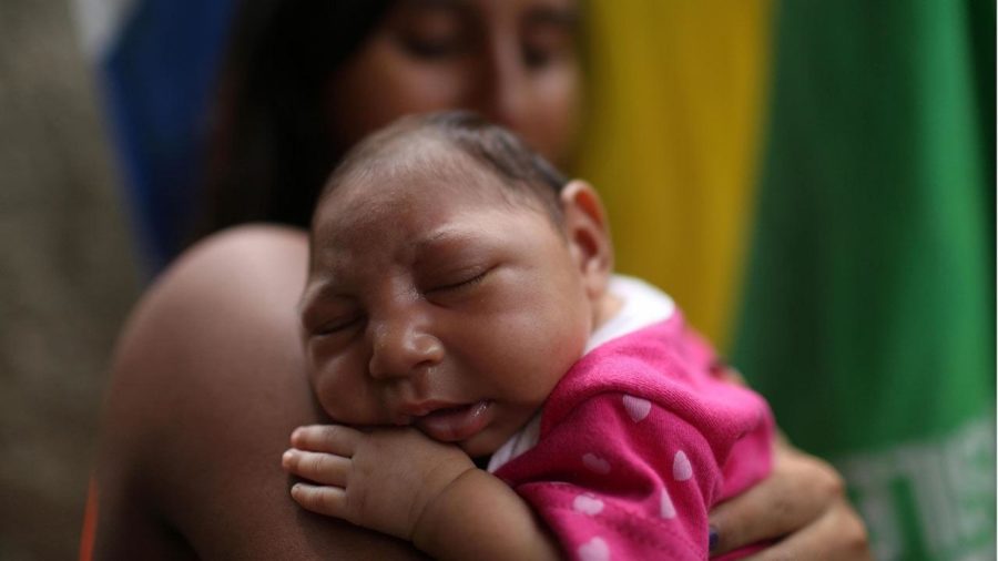 Este bebê no Rio de Janeiro nasceu com microcefalia após a mãe ter sido infectada pelo vírus Zika no início da gravidez. (Imagem: Antônio Lacerda/EFE/ NEWSCOM)
