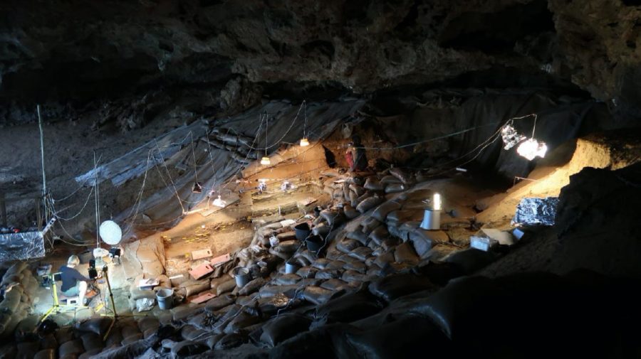 Local da escavação na caverna da fronteira, Montanhas Lebombo, África do Sul. (Crédito: Lucinda Backwell / Universidade Wits)