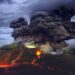 Representação de um vulcão em erupção para mostrar como poderia ter sido a erupção em Budj Bim. Imagem: SiriusRzn/Adobe Stock