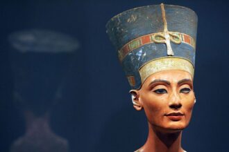 Arqueólogos acreditam ter encontrado o túmulo de Nefertiti. (Imagem: Um busto de calcário da rainha do Egito, Nefertiti, está em exibição no Museu Neues, em Berlim. Crédito: Oliver Lang / DDP / AFP / Getty)