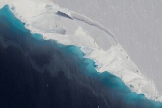 Os pesquisadores precisavam perfurar quase 2.000 pés de gelo para medir a temperatura da água onde a Geleira Thwaites se conecta pela primeira vez com o oceano. (Jeremy Harbeck / NASA / OIB)