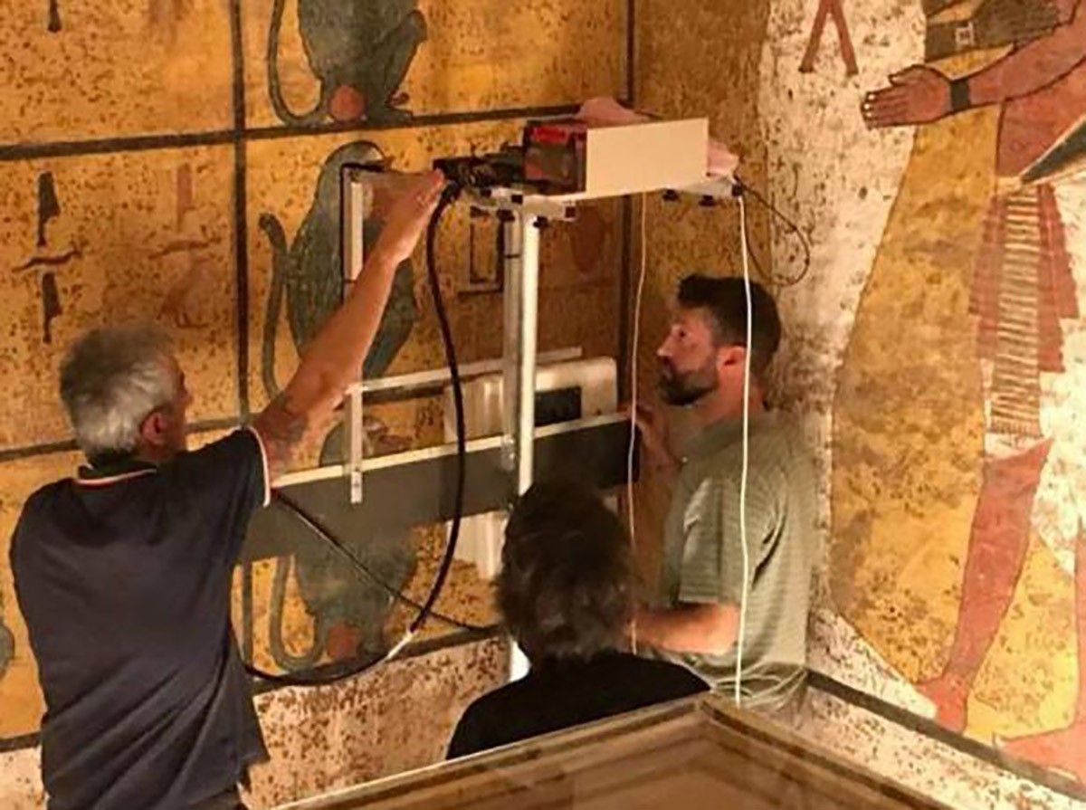 Pesquisadores escaneando as paredes da câmara funerária do rei Tutankhamon usando equipamentos de radar de penetração no solo (GPR). (Ministério de Antiguidades)