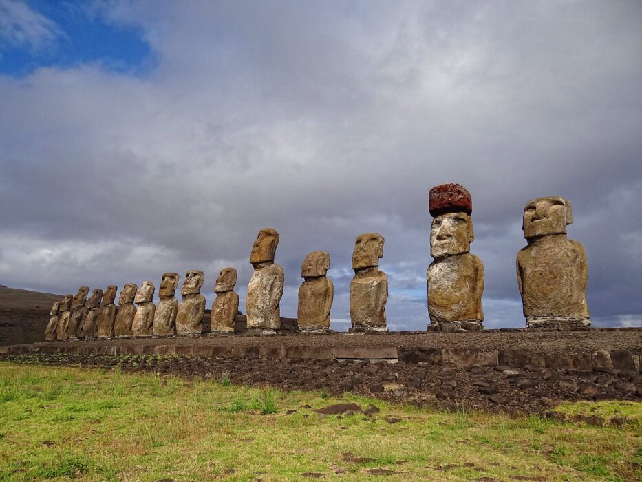 Moais da Ilha de Páscoa por Bjørn Christian Tørrissen, Domínio Público.