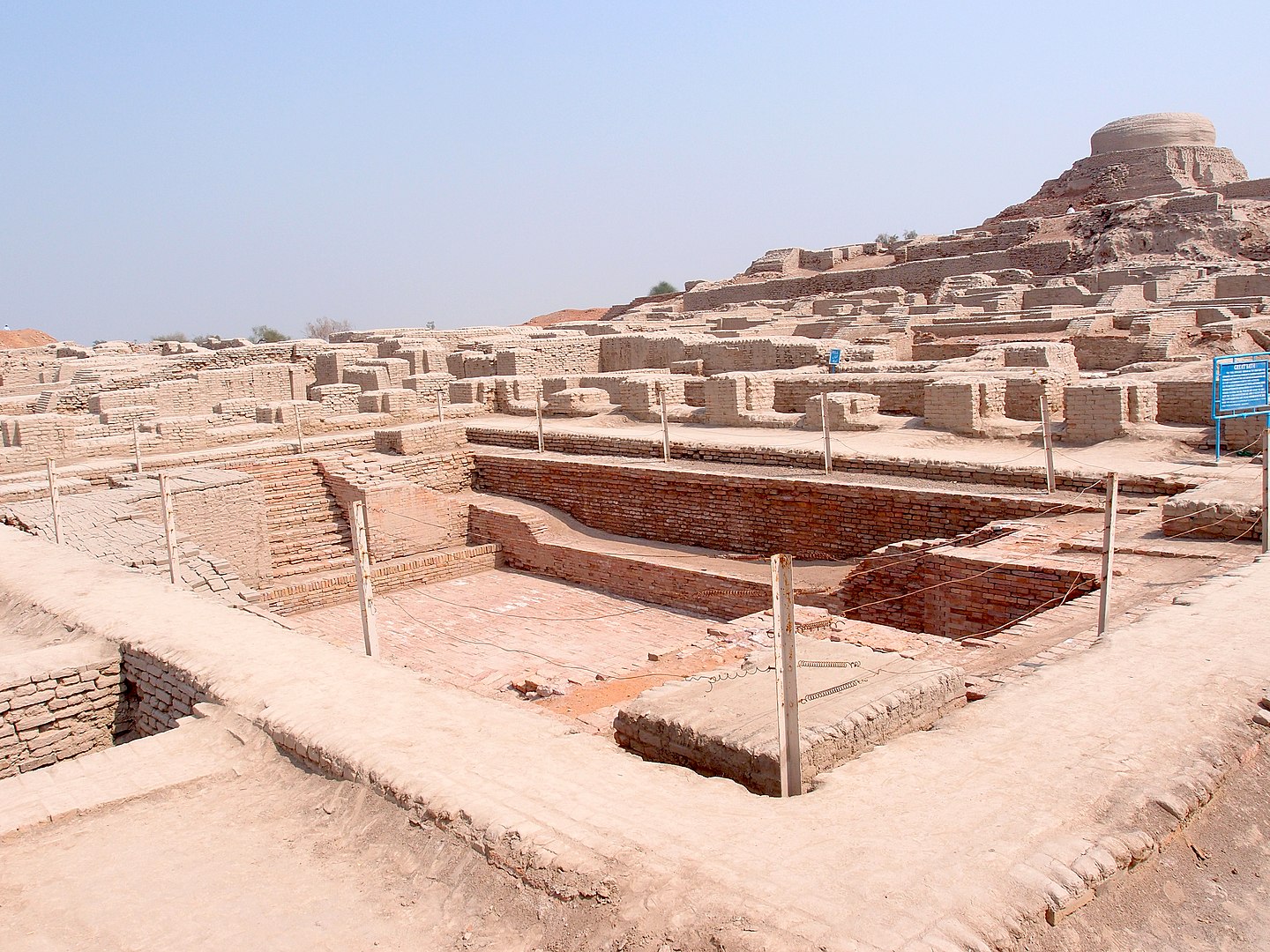 Ruínas escavadas de Moenjodaro, província de Sindh, Paquistão. Mohenjo-daro, na margem direita do rio Indo, é um Patrimônio Mundial da UNESCO, o primeiro local no sul da Ásia a ser declarado como tal.