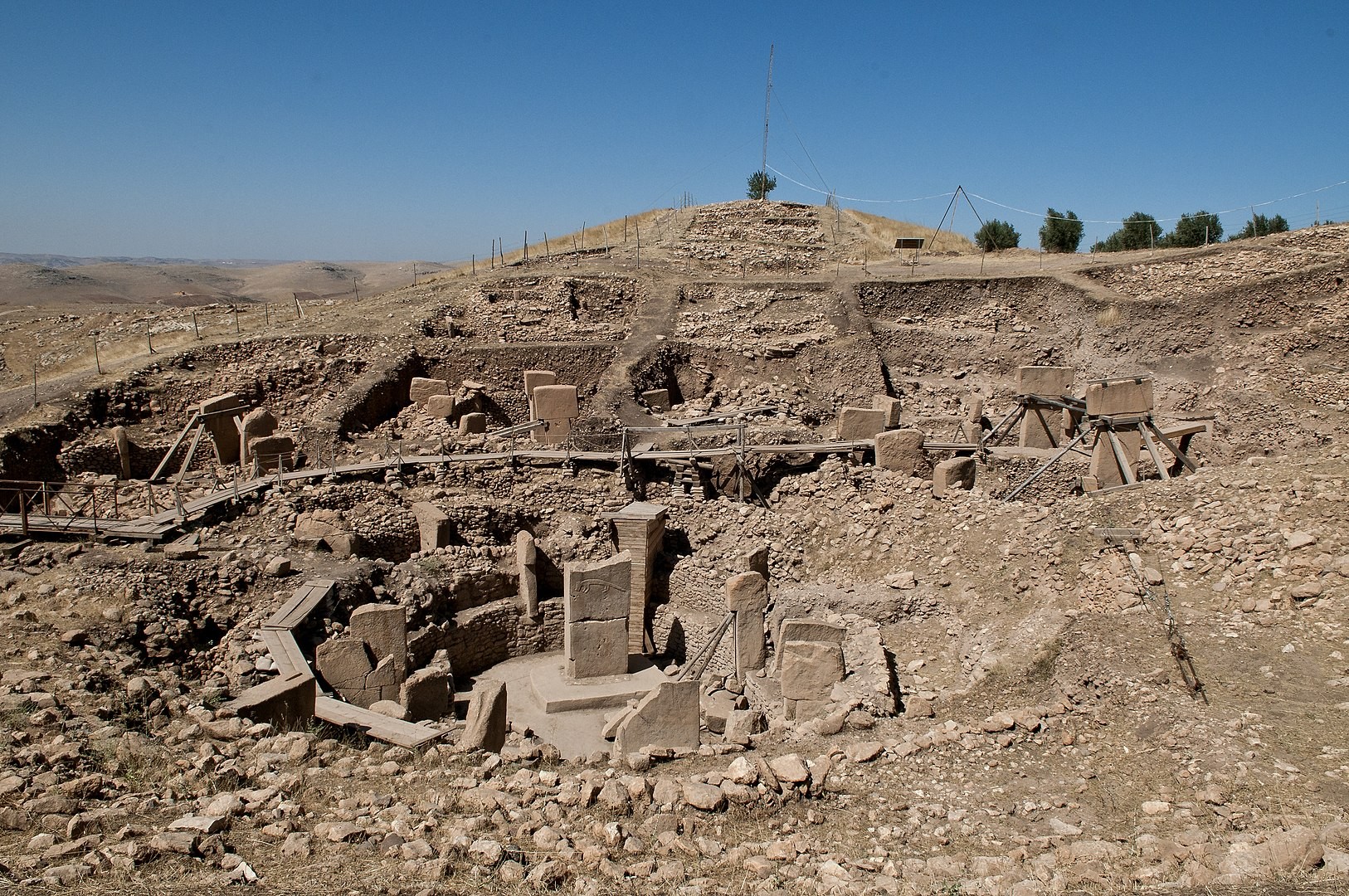 Ruínas de templo antigo em Göbekli Tepe. (Imagem: Teomancimit, Domínio Público)