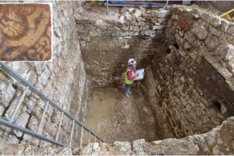 O local da escavação da fossa. O interior: A telha da criatura mítica encontrada na fossa. (Fonte: MOLA)