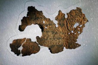Uma nova investigação científica sobre os 16 fragmentos do Pergaminho do Mar Morto no Museu da Bíblia confirmou que todos são falsificações modernas. Fonte: Fotografia de Rebecca Hale, equipe da NGM