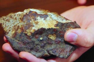 Um meteorito datado de 10 mil anos. Imagem ilustrativa. (Créditos: Adolphe Pierre-Louis / AP)