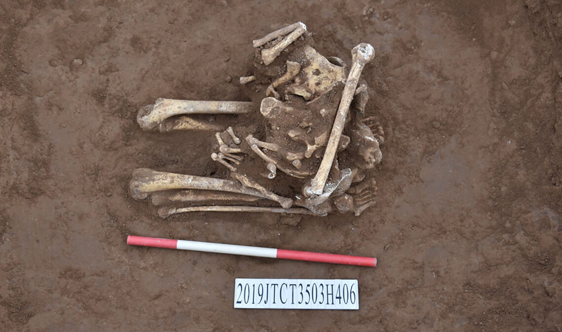 Um esqueleto ajoelhado e decapitado encontrado em um sítio arqueológico na província de Henan sugere um antigo sacrifício chinês. (Fonte: Instituto Provincial de Henan de Relíquias Culturais e Arqueologia / Xinhua)