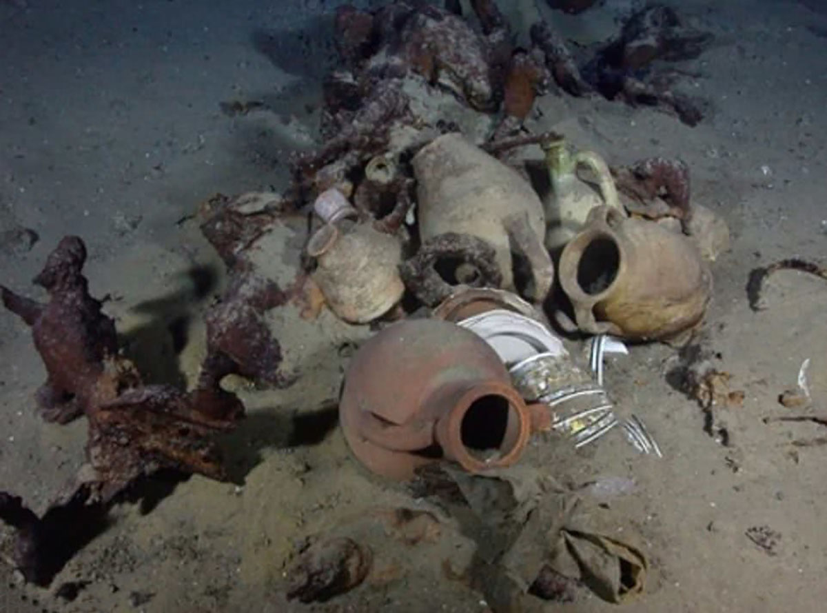 Os antigos naufrágios estão cheios de centenas de artefatos como porcelana chinesa, jarros, cafeteiras, grãos de pimenta e cachimbos ilegais. (Imagem: Enigma Recoveries)