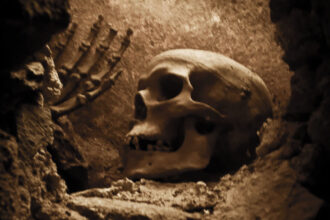 Arqueólogos usam o termo “sacrifício de fundação” quando se referem a enterrar um ser humano embaixo, dentro ou sobre as fundações dos edifícios. (Imagem: Megacurioso)