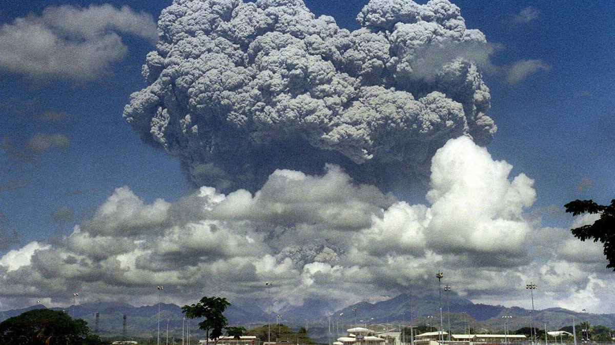 Se um supervulcão entrar em erupção, ele será muitas, muitas vezes mais poderoso que este vulcão indonésio (Crédito: Getty Images)