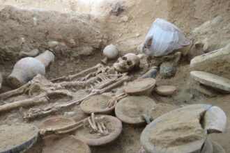 Túmulo raro coberto de artefatos etruscos escavado na França