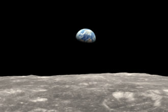 Sabia que a distância entre a Terra e a Lua pode variar?