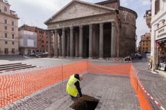Um antigo piso imperial foi descoberto no último poço de Roma, em frente ao Panteão. (Créditos: Virginia Raggi)