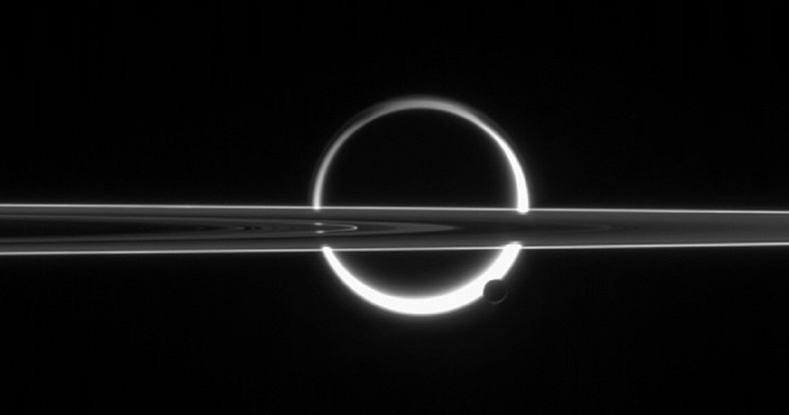 Os anéis de Saturno, Titã e a lua muito menor. Foto: Nasa