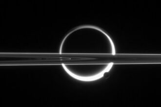 A lua de Saturno está se afastando rapidamente do planeta 2