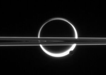 Os anéis de Saturno, Titã e a lua muito menor. Foto: Nasa