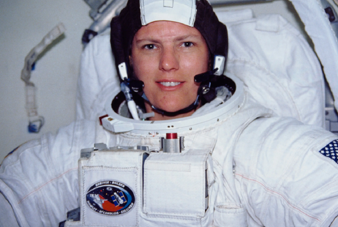 Kathy Sullivan a bordo do Space Shuttle Discovery em abril de 1990. Foto: Space Frontiers
