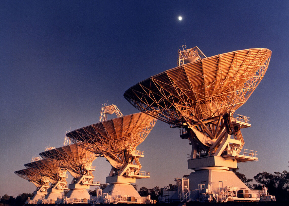 Antenas do observatório Australia Telescope Compact Array. (Créditos da imagem: John Masterson / CSIRO).