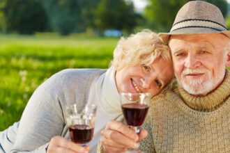 Consumo moderado de vinho ou cerveja pode ajudar a evitar demência