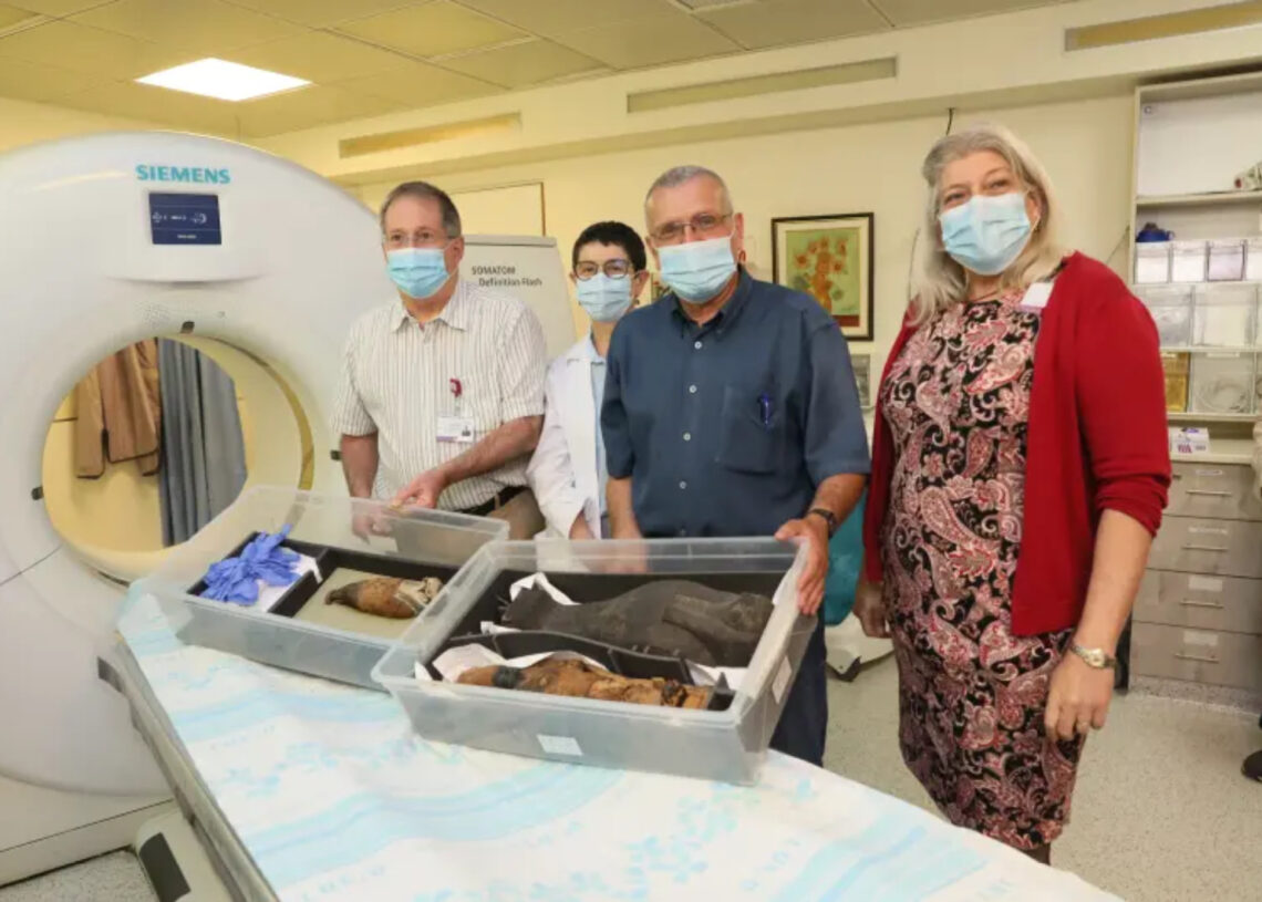Os pesquisadores posam com as múmias. (Créditos da imagem: Rambam Health Care Campus).
