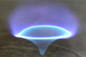 Esse redemoinho de fogo azul é composto por quatro tipos diferentes de chamas, relatam os pesquisadores.