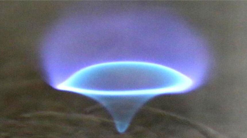 Esse redemoinho de fogo azul é composto por quatro tipos diferentes de chamas, relatam os pesquisadores.